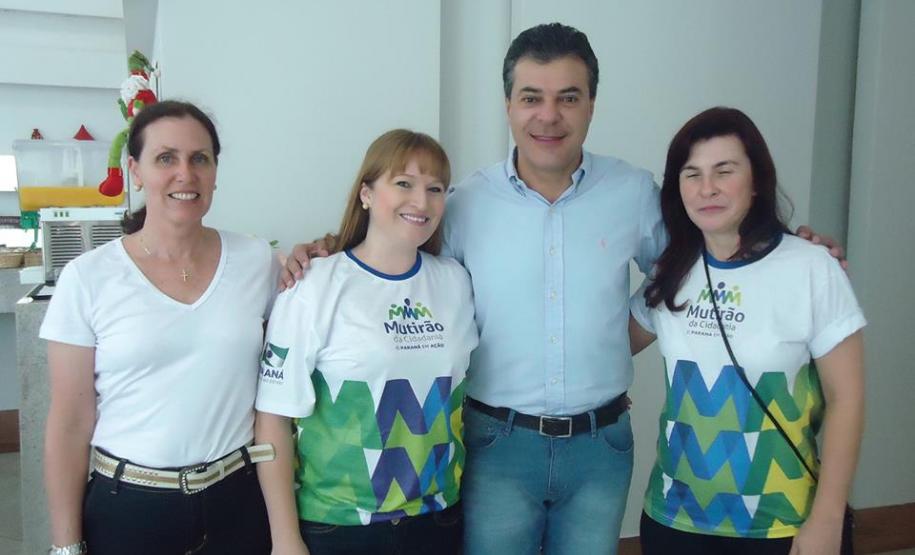 As assessoras jurídicas da DPPR Karin Hasse e Kátia Brüning, o governador Beto Richa e a assistente social Rosana Trauczinsky.
