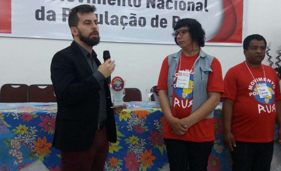 O defensor público Bruno Passadore recebe o prêmio "Povo da Rua".