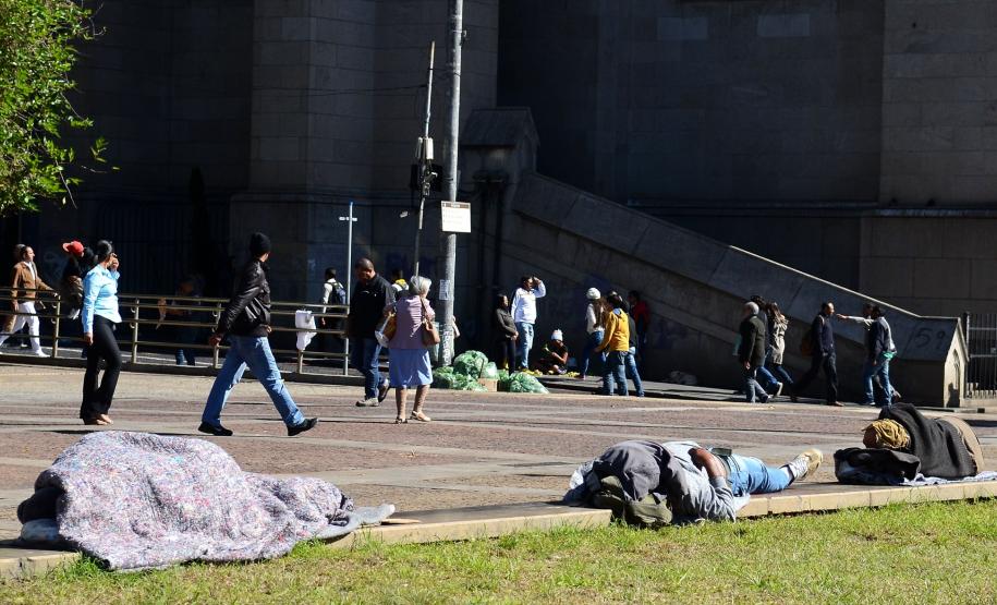 A medida estabelecida pela Defensoria Pública determina, ainda, que o atendimento à população de rua deve seguir algumas diretrizes, entre elas a de se estabelecer parcerias e articulações com as demais instituições públicas da rede de assistência social, universidades, ONGs e outras entidades com atuação nesse setor.