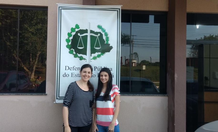 A assessora jurídica Fernanda dos Santos Paim (à esquerda), que supervisiona o serviço da voluntária Barbara Martini na sede da DPPR em Guarapuava, explica que as responsabilidades dos voluntários não diferem das exercidas pelos estagiários.