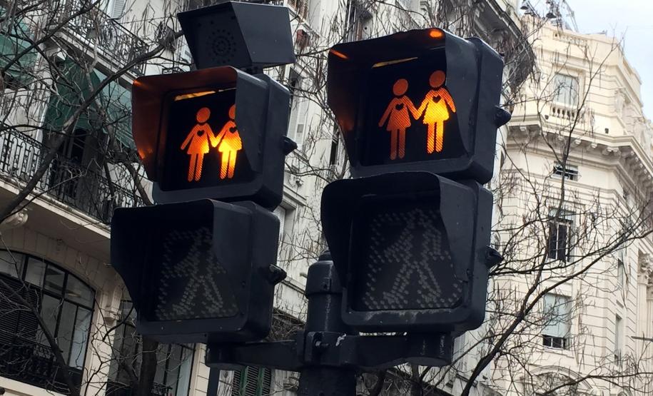 A psicóloga Jéssica Mendes fala sobre a polêmica decisão judicial que permite a psicólogos "tratar" gays, lésbicas e bissexuais sem sofrer censuras ou penalidades.