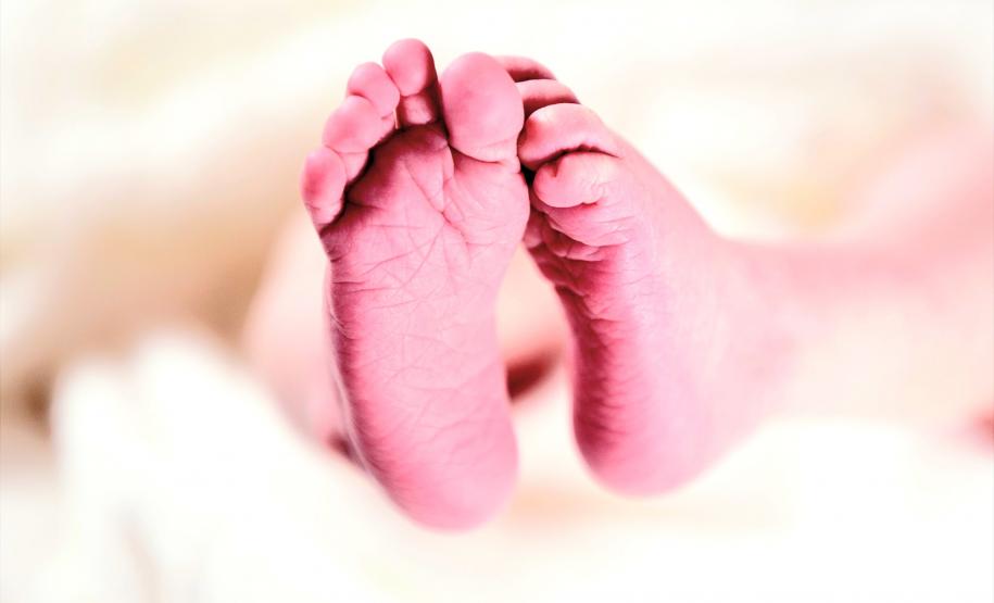 Mesmo depois de deixar a UTI neonatal, a fragilidade do bebê demandava cuidados constantes da mãe, que trabalha como agente comunitária de Saúde.