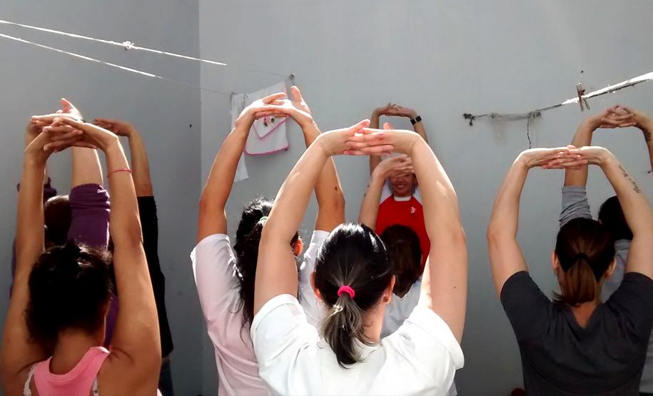 A professora de Educação Física Duda Bortoloti promoveu atividades de alongamento e relaxamento com as presas.