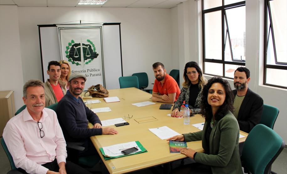 Participaram da assinatura do termo a defensora pública coordenadora do NUCIDH, Camille Vieira da Costa, o defensor público auxiliar do Núcleo, Bruno Passadore, a presidente do Transgrupo Marcela Prado, Rafaelly Wiest, o diretor administrativo do Grupo Dignidade, Lucas Siqueira, o coordenador de articulação política do grupo Dom da Terra AfroLGBTI, Márcio Marins, o diretor presidente do Grupo Dignidade, David Harrad, Antonio Marcos Quinupa, Coordenador da Comissão de Retificação do Prenome e