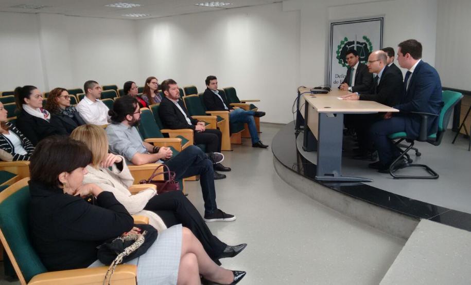 Eduardo Abraão apresentou a nova equipe de administração em uma reunião que contou com a presença de membros e servidores da Defensoria.