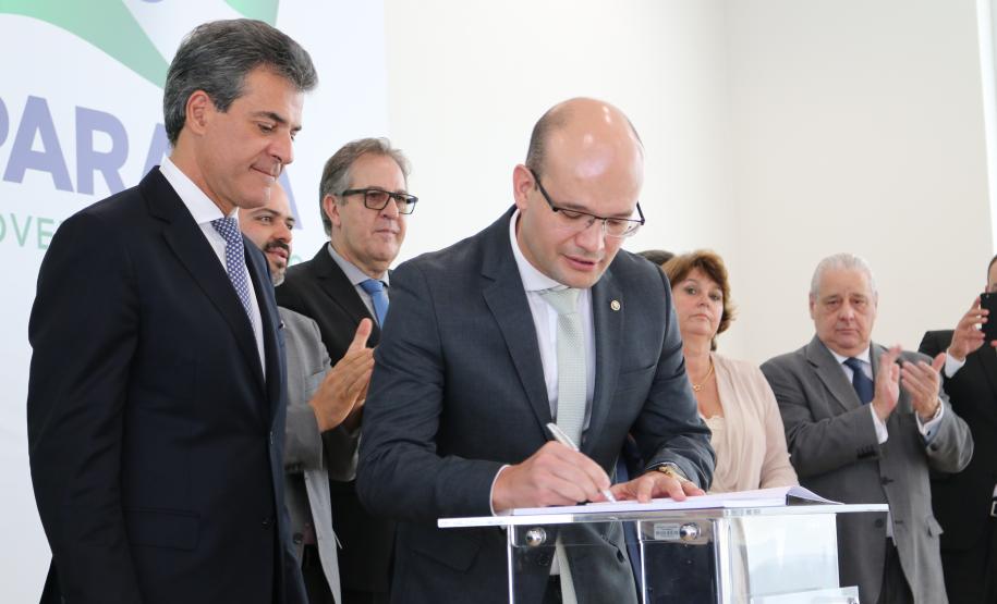 Governador dá posse ao novo defensor-geral do Estado do Paraná.