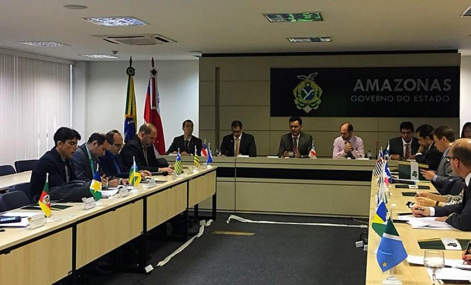 O defensor público geral do Paraná participa de reunião com os defensores públicos gerais