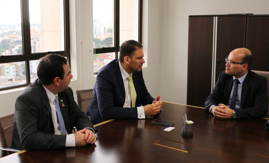 O defensor público-geral, Eduardo Abraão, recebeu nesta terça-feira (31) em seu gabinete, o presidente da OAB/PR, José Augusto Araújo de Noronha, e seu assessor, Ricardo Miner Navarro