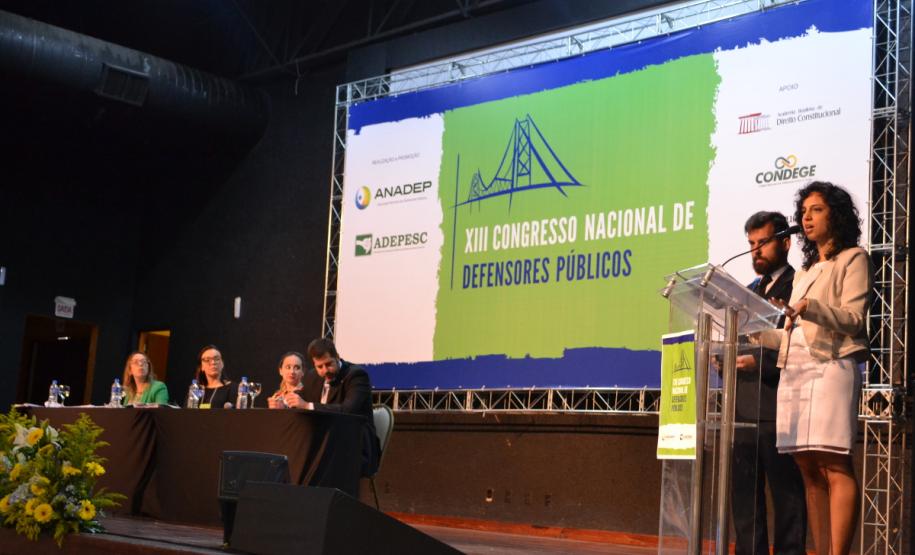 O defensor Bruno Passadore e a defensora Camille Vieira da Costa apresentaram a tese: "A Defensoria Pública não pode ser desconstituída em processos judiciais de sua atuação institucional em virtude de impedimentos de caráter pessoal do defensor público".
