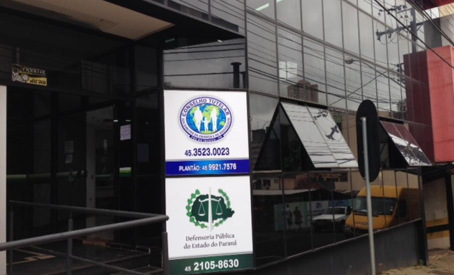 A sede, que também abriga os Conselhos Tutelares da cidade, fica no centro, na Travessa Júlio Pasa, 43.