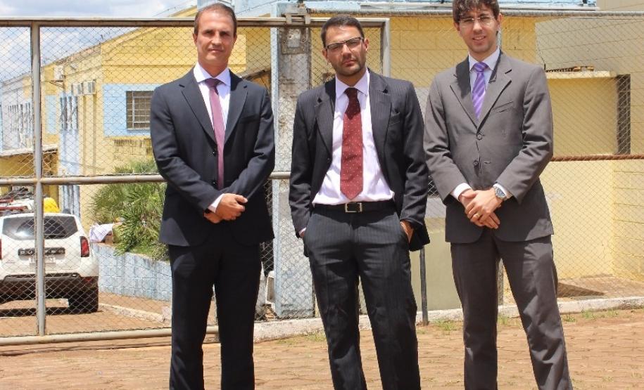 A partir da esquerda: o presidente da OAB Cascavel, Charles Daniel Duvoisin, o presidente da Comissão dos Direitos Humanos da OAB, Marcelo Navarro, e o defensor público Lucas de Castro Campos.