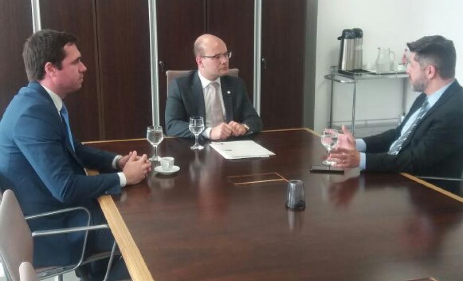 Odefensor público-geral do Estado, Eduardo Abraão e o subdefensor público-geral Matheus Munhoz, com o procurador-geral do Estado Dr. Paulo Rosso.