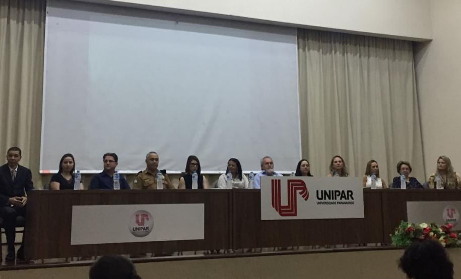 Mesa de abertura do I Encontro de Atendimento ao Autor da Violência contra a Mulher. A partir da esquerda: Grazielle Ganhão (2°) e Pietra Carolina Previate (5°).