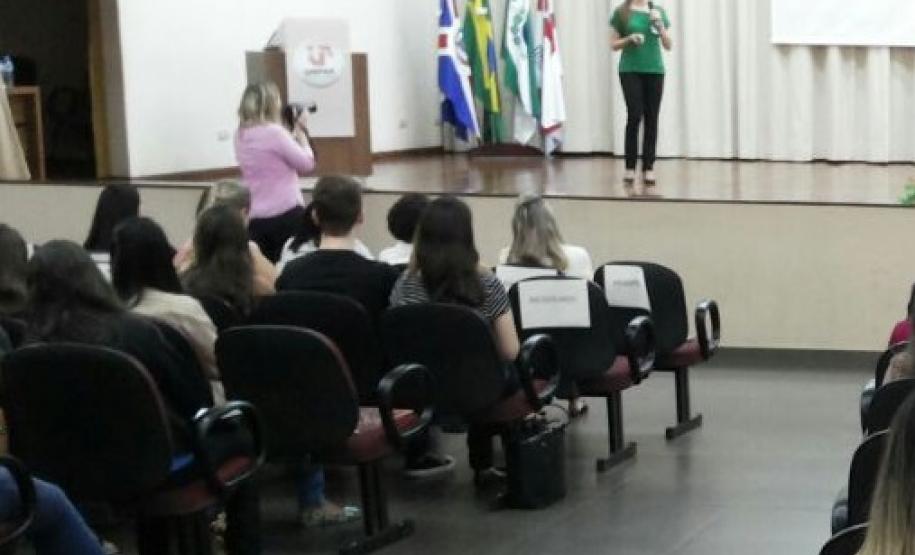 A psicóloga da DPPR Aline Daniele Hoepers proferiu a palestra intitulada "Grupo de Orientação e Sensibilização aos Autores da Violência Doméstica contra a Mulher de Cianorte".