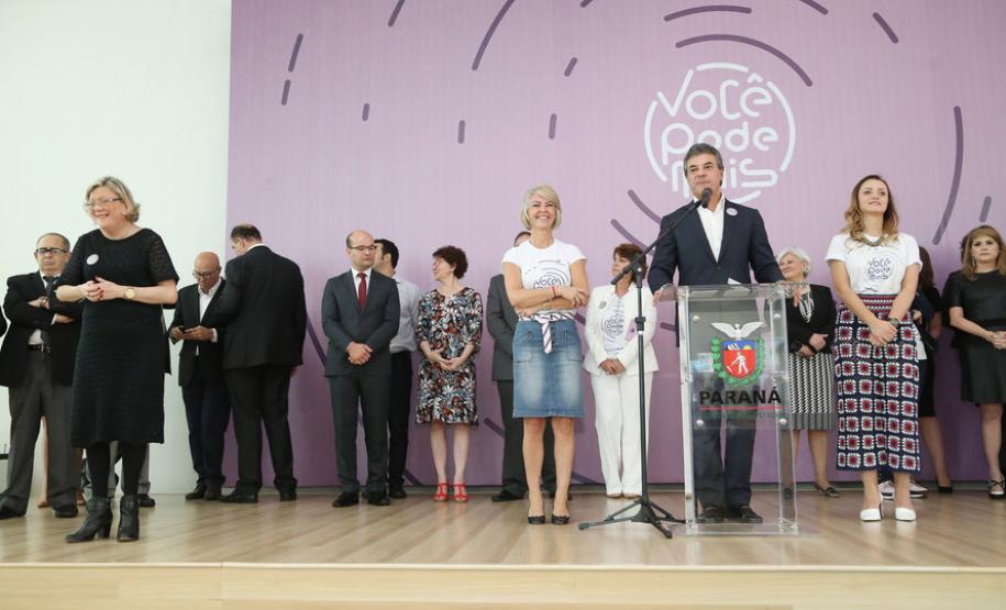 O governador Beto Richa apresenta o aparelho  da campanha