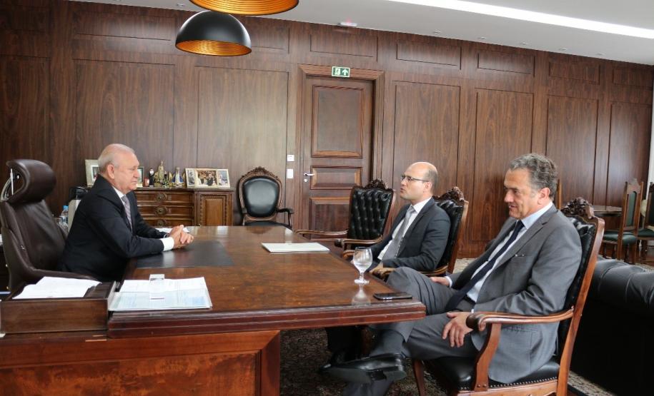 Em reunião com o presidente da ALEP, o defensor público-geral, Eduardo Abraão apresenta atividades das sedes do interior do Estado.