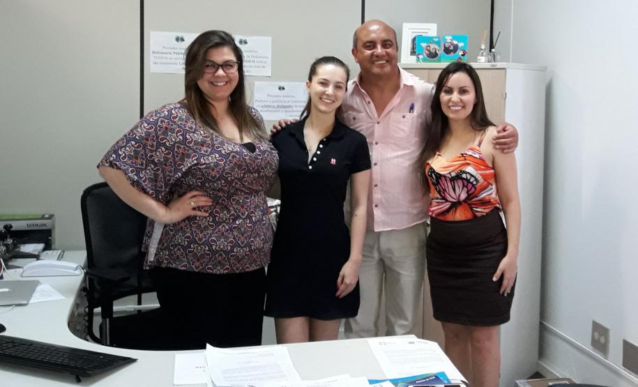 parceria com a Regional de Saúde A partir da esquerda: as técnicas administrativas da DPPR Juliana Falcão Fidalgo e Rafaela Schvarz, o representante da 5ª Ouvidoria Regional de Saúde, Valdeci de Lima, e a assistente social da Defensoria Gláucia Machado.