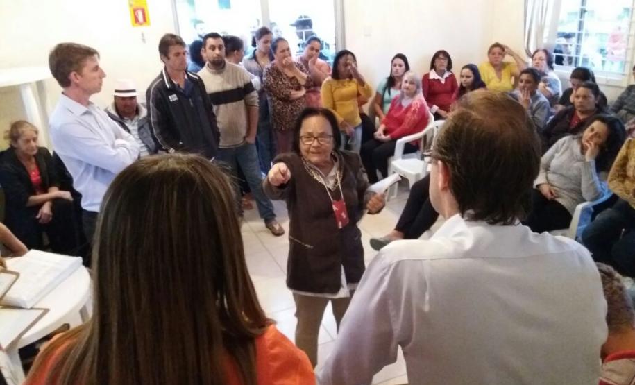 na foto estão: a coordenadora do Núcleo Itinerante das Questões Fundiárias e Urbanísticas (NUFURB), Olenka Lins e Silva, o promotor das Comunidades do Ministério Público, Régis Rogério Sartori e os moradores do condomínio, participantes da reunião.