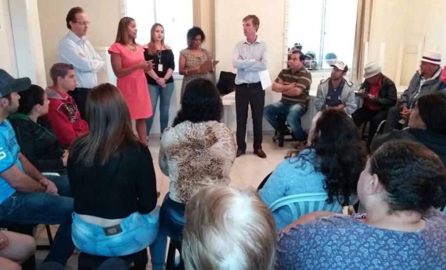 A coordenadora do Núcleo Itinerante das Questões Fundiárias e Urbanísticas (NUFURB), Olenka Lins e Silva, e o promotor das Comunidades do MP, Régis Rogério Sartori, acompanharam uma assembleia de condomínio no Conjunto Residencial Buriti, no bairro Ganchinho, em Curitiba.