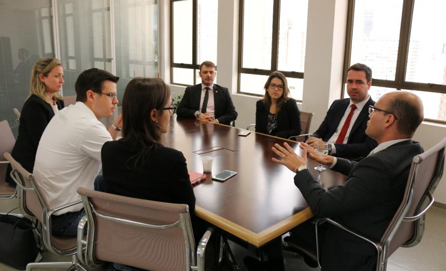 Na foto estão: O defensor público-geral, Eduardo Abraão, o subdefensor público-geral, Matheus Munhoz,  a presidente Lívia Martins Salomão Brodbeck e Silva; o vice-presidente, Ricardo Milbrath Padoim; o diretor Jurídico, Tiago Bertão de Moraes; a diretora de Relações Institucionais e Comunicação, Mariela Moni Tozetto; a diretora de Assuntos Legislativos, Natália Marcondes Stephane.