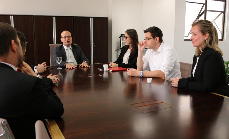 O defensor público-geral, Eduardo Abraão e o subdefensor público-geral, Matheus Munhoz, receberam nesta sexta-feira (01) a nova diretoria da Associação dos Defensores Públicos do Paraná (ADEPAR), eleita para o biênio 2017/2019.