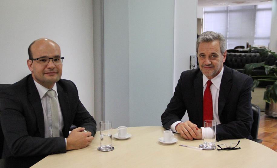 O defensor público-geral Eduardo Abraão e o procurador-geral de Justiça Ivonei Sfoggia / Legenda acessível: na foto estão, da esquerda para a direita, o defensor público-geral Eduardo Abraão e o procurador-geral de Justiça Ivonei Sfoggia, eles estão na sede do Ministério Público do Estado do Paraná, sentados, olhando para a foto.