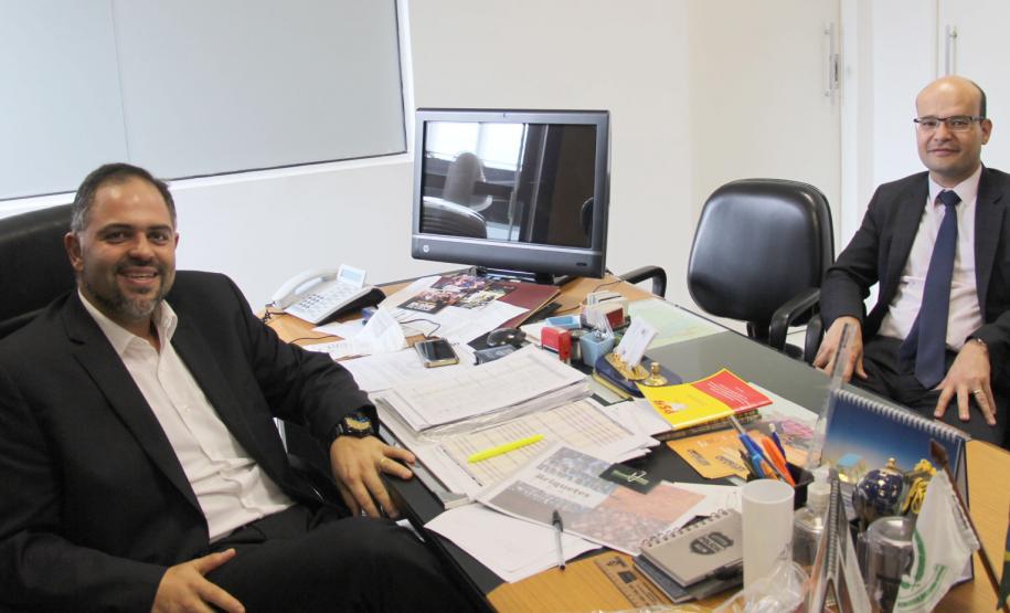 Estão na foto, da esquerda para a direita, o secretário da Justiça, Trabalho e Direitos Humanos (Seju), Artagão Júnior e  defensor público-geral, Eduardo Abraão.