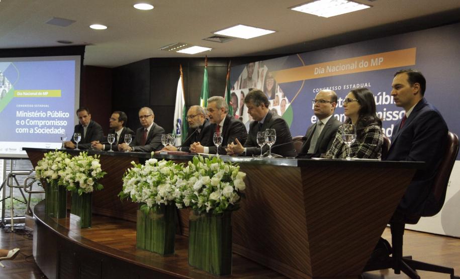 da esquerda para a direita estão, Moacir Kornievicz da Silva, Cláudio Franco Felix, Ney Roberto Zanlorenzi, Victor Hugo Palmeiro de Azevedo Neto, Arion Rolim Pereira, Ivonei Sfoggia, Sandro José Neis, Eduardo Abraão, Patrícia Daher e Eduardo Cambi.
