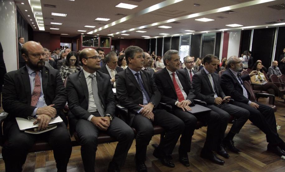 o defensor público-geral, Eduardo Abraão, antes de subir à mesa de abertura.
