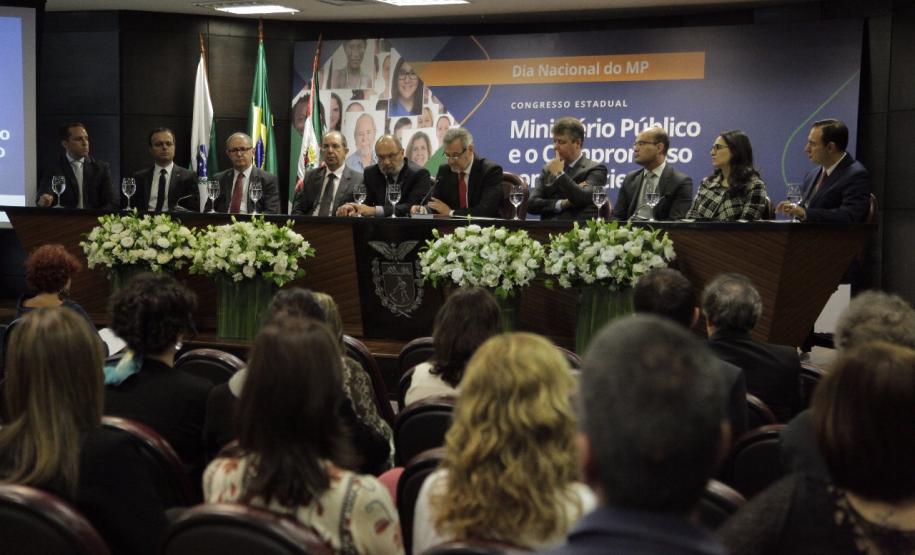 Participantes do evento na mesa de abertura.