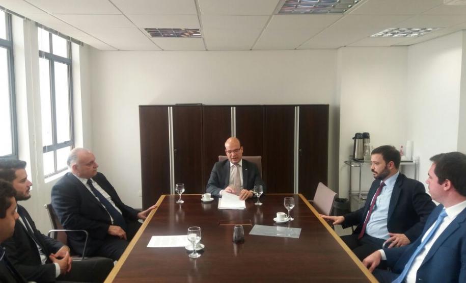Encontro em que o professor doutor Jacinto Coutinho fez o convite para o defensor público-geral, Eduardo Abraão.