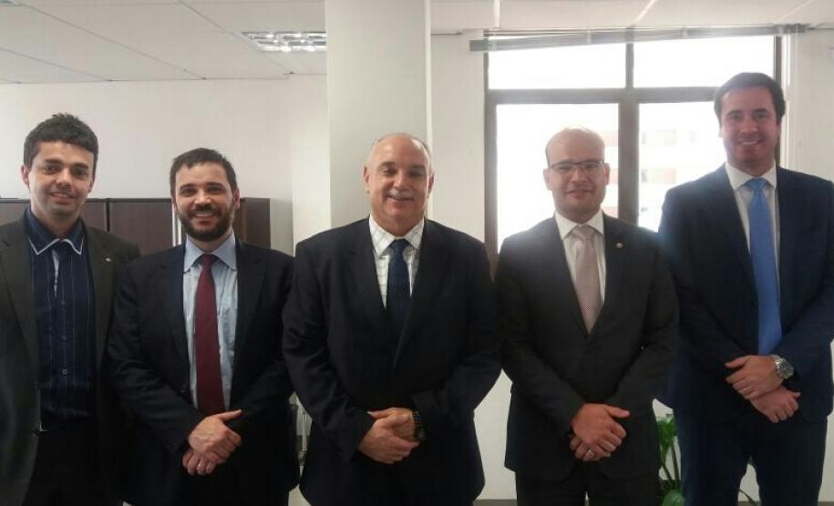 O defensor público-geral posa ao lado do professor doutor Jacinto Coutinho.