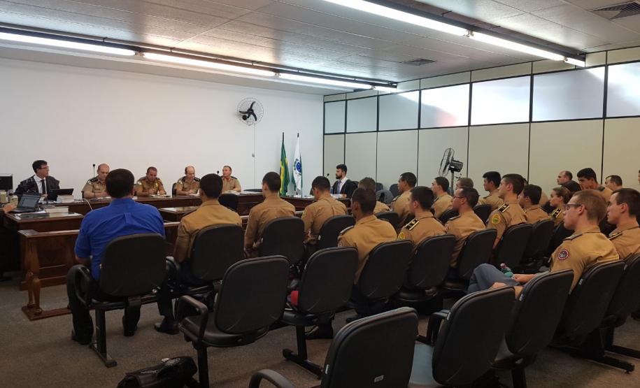 A audiência, presidida pelo juiz de direito da Justiça Militar do Estado, Davi Pinto de Almeida, reuniu os membros do Conselho Especial de Justiça Militar Estadual: o major Altemistoncley Diogo Rodrigues, os capitães Reginaldo Rohden Cezar, Eleandro Azevedo e Sérgio Vieira Benício, além do defensor público Rodolpho Mussel e o promotor de justiça Aurélio José Aggio.