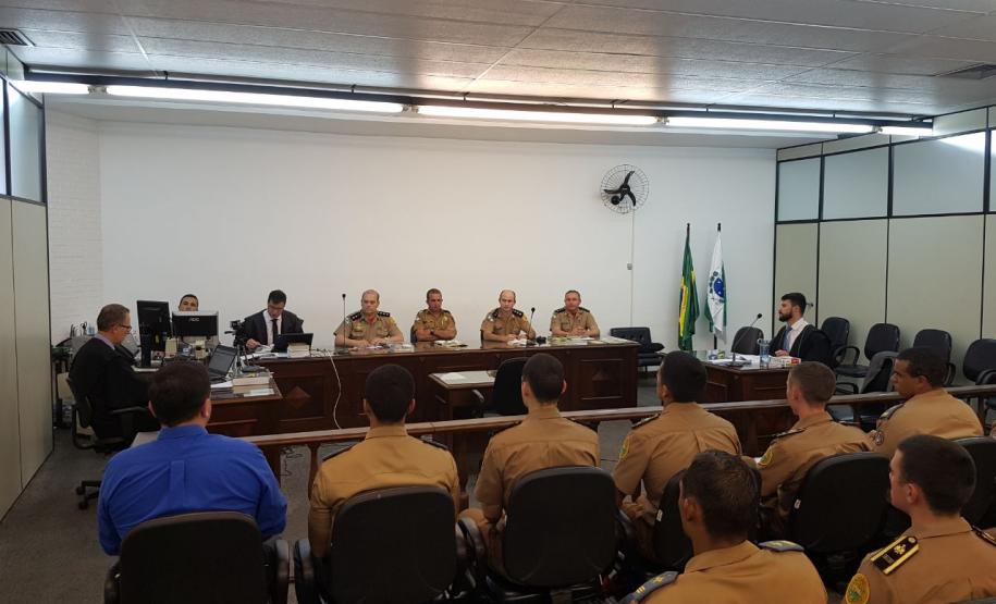 Estão na foto, da esquerda para a direita: o promotor de justiça Aurélio José Aggio, o juiz de direito da Justiça Militar do Estado, Davi Pinto de Almeida, o major Altemistoncley Diogo Rodrigues, os capitães, Reginaldo Rohden Cezar, Eleandro Azevedo e Sérgio Vieira Benício, e  o defensor público Rodolpho Mussel.