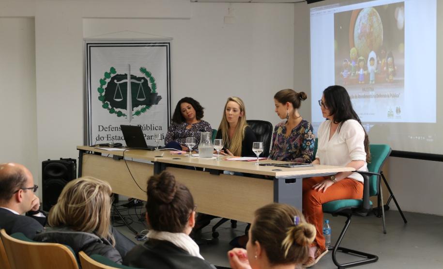 Palestra Humanização do Atendimento na DPPR Da esquerda para a direita: a defensora pública Patrícia Rodrigues Mendes, a estagiária de Direito Marcella Stival, a assistente social Janaíne P. Nunes dos Santos e a psicóloga Jéssica Paula da Silva Mendes.