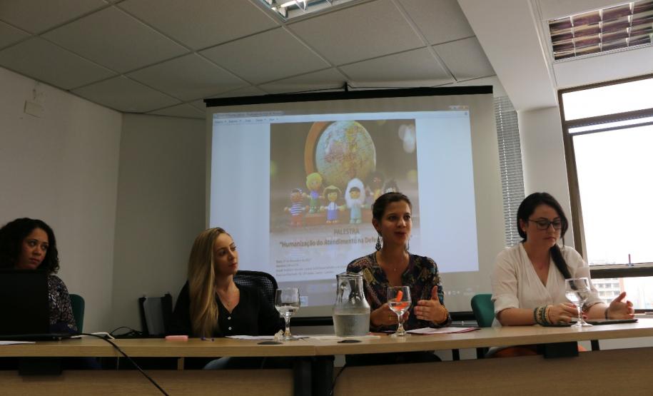 Palestra Humanização do Atendimento na DPPR As palestrantes apresentando seus temas