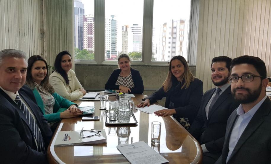 Estão na foto, da esquerda para a direita: funcionários da COHAB, as procuradoras gerias Claudine Camargo Bettes e Vanessa Volpi, a  a coordenadora do Núcleo Itinerante das Questões Fundiárias e Urbanísticas (NUFURB), Olenka Lins e Silva, o Chefe de Gabinete da Defensoria Pública-Geral, Paulo Cinquetti Neto e o defensor público e auxiliar do  NUFURB Vitor Eduardo Tavares de Oliveira.