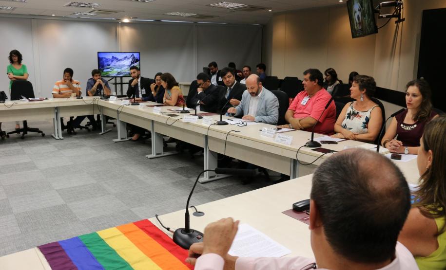 Mesa redonda com os participantes do evento.