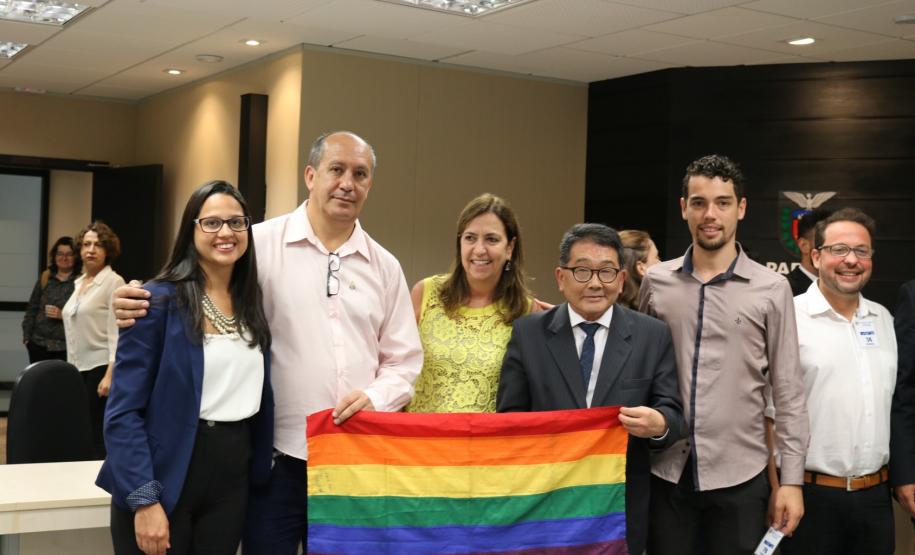 A  coordenadora do NUCIDH, Cinthia Azevedo Santos, junto com outros representantes dos grupos de movimento em prol da população LGBT.