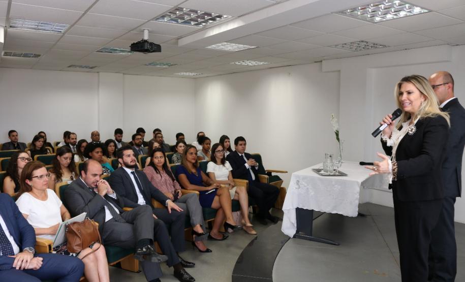 Vice-governadora falando para participantes da visita.