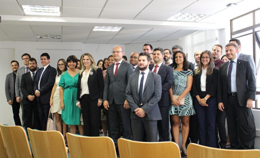 Vice-governadora falando para participantes da visita.