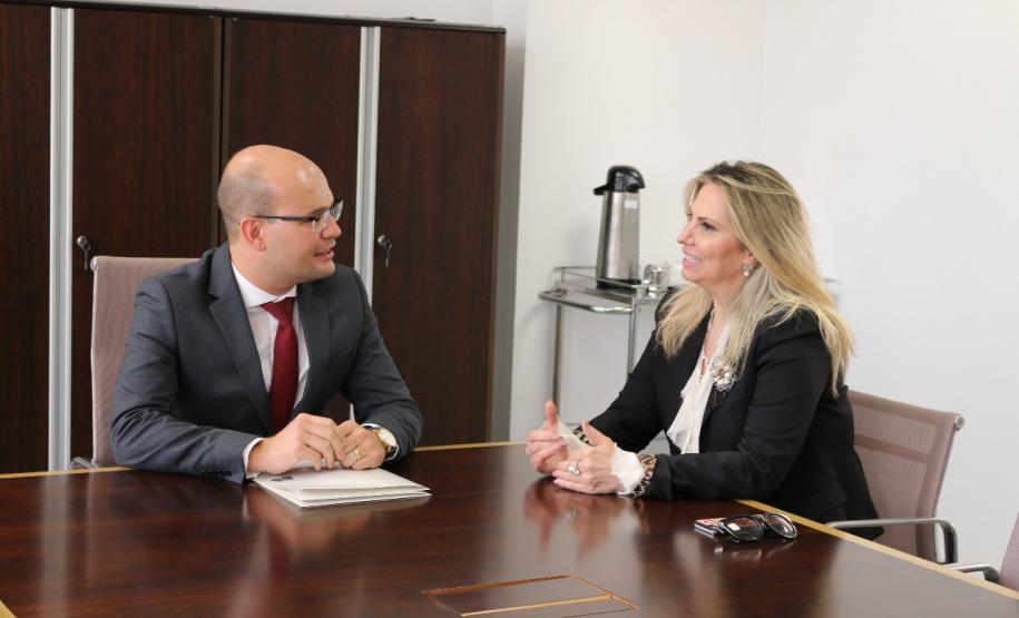 Vice-governadora falando para participantes da visita.