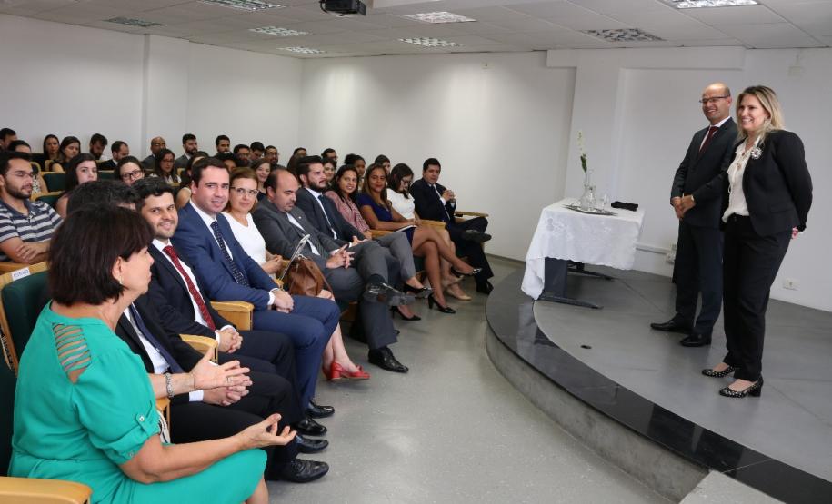 Vice-governadora falando para participantes da visita.