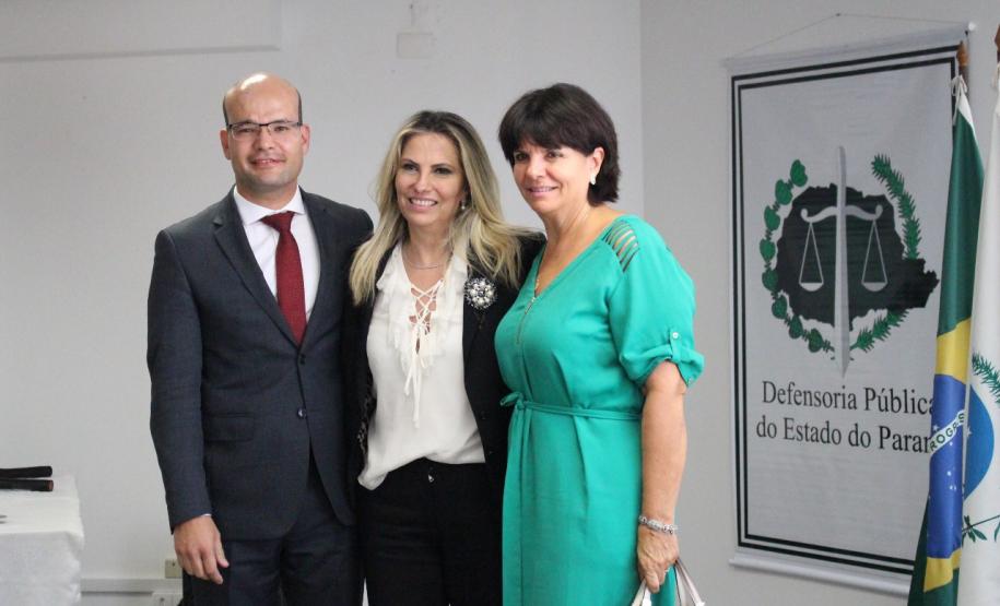 Vice-governadora entre o defensor público-geral e a corregedora-geral da defensoria