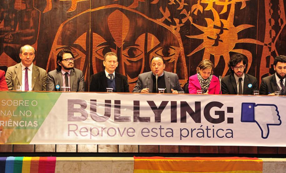 Visibilidade trans Defensor Público participa de uma audiência pública no miniauditório da Assembleia Legislativa do Paraná para "Pesquisa Nacional sobre o Ambiente Educacional com Adolescentes e Jovens LGBT". Mais do que números, o relatório traz o depoimento de jovens que sofrem com o preconceito dentro da escola por causa de sua orientação sexual.