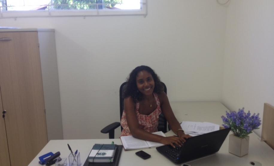 A defensora Flora Pinheiro.