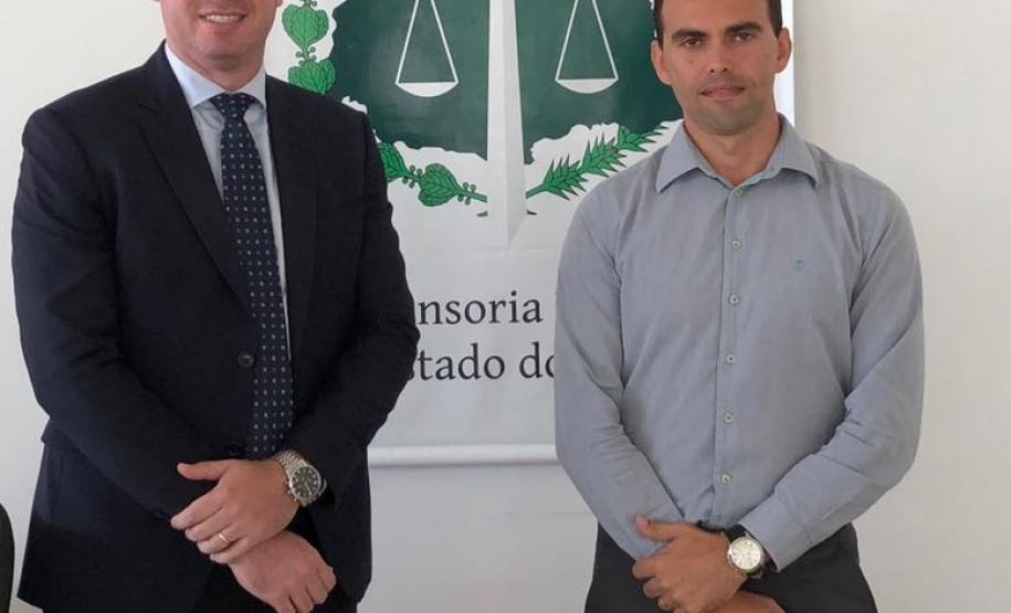 A partir da esquerda: o subdefensor público-geral da DPPR, Matheus Cavalcanti Munhoz, e o defensor público de Guaratuba Evandro Satiro.