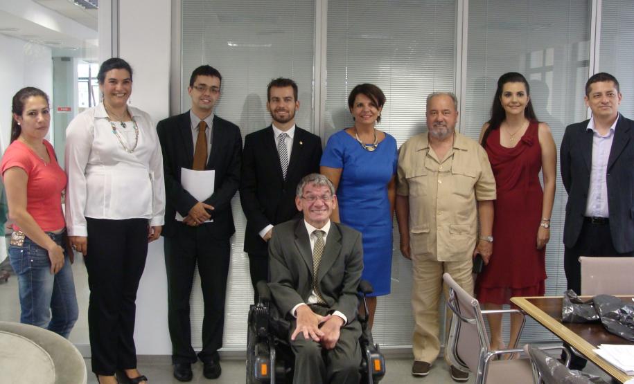 A estudante da FARESC e estagiária da DPPR Kelly Liliane Silva, a professora Ângela Broch, o subdefensor público-geral André Giamberardino, o defensor público Bruno Passadore, o professor Luiz Marlon, a defensora pública-geral Josiane Lupion, o diretor das Faculdades Integradas Santa Cruz, José Antonio Soares, a coordenadora do curso de Direito, Gilmara Funes, e o professor Hugo Meza.