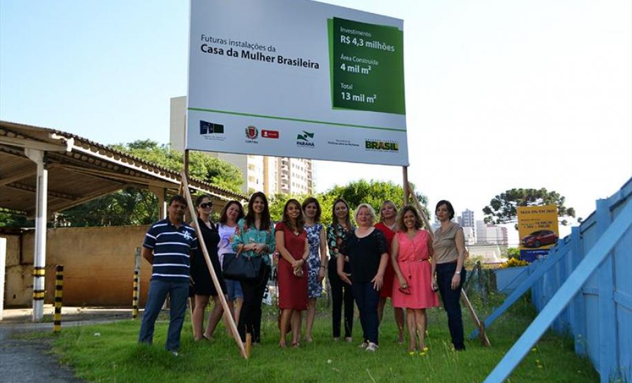 Integrantes da Comissão Executiva para a CMB estiveram na manhã desta quinta-feira visitando o terreno onde será construída a Casa da Mulher Brasileira em Curitiba.