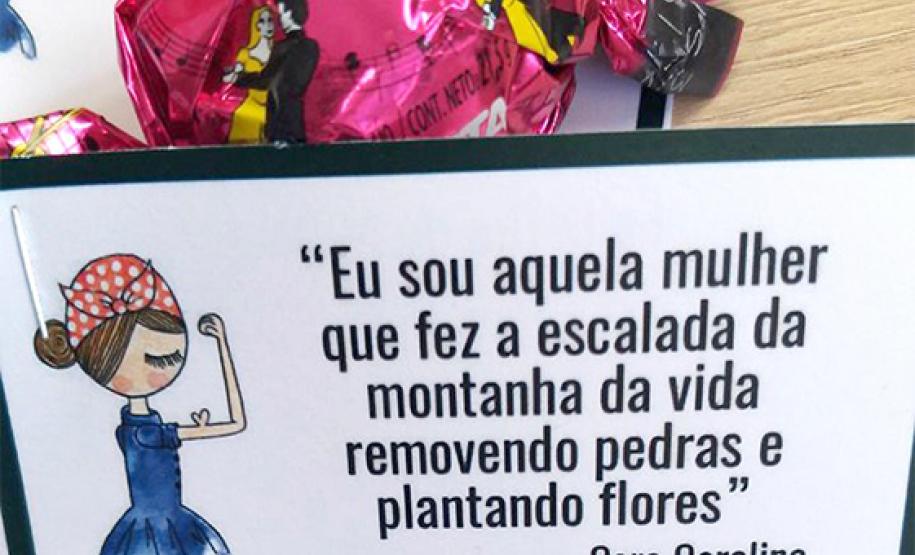 As mulheres que compareceram à DPPR durante a semana receberam bombons e cartões.